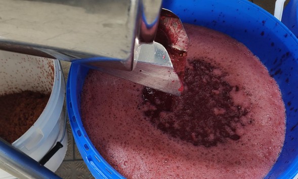 La cuisson des framboises à la Fontaine à Confiture