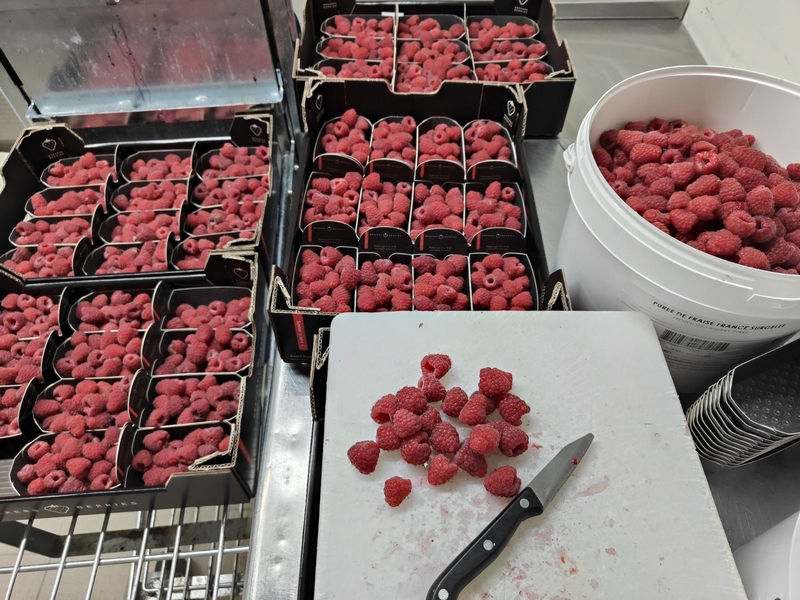 Travail des framboises et des fraises à la Fontaine à Confiture